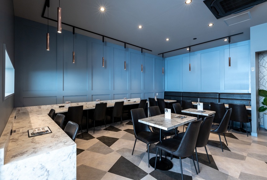 電源付きテーブルもある黒基調エリア。