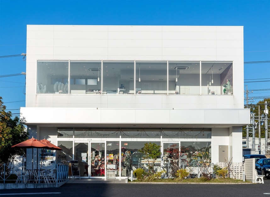 1Fがケーキ、2Fがカフェの白いお店です。