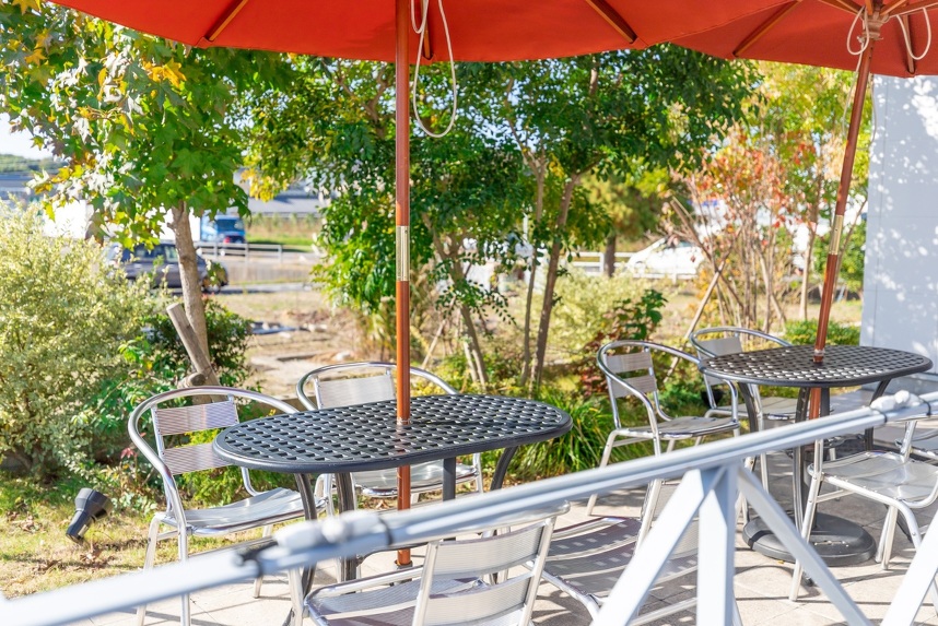 リラックスできる屋外のテーブル席。