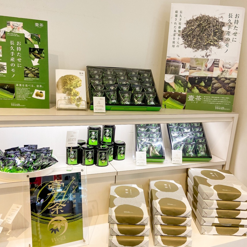 地元らしいお土産もあります。