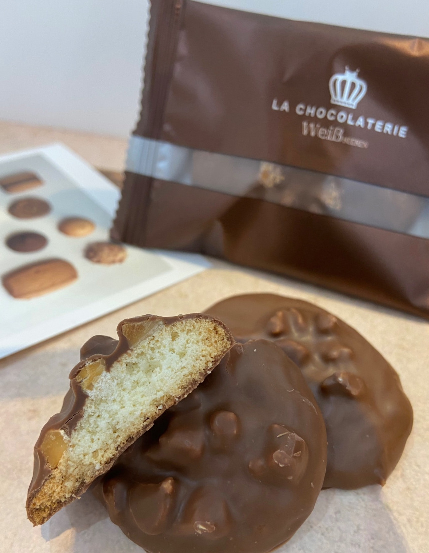 マカダミアショコラクッキーの断面です。