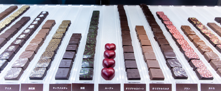 ショーケースで1粒1粒、選んで箱につめられます。