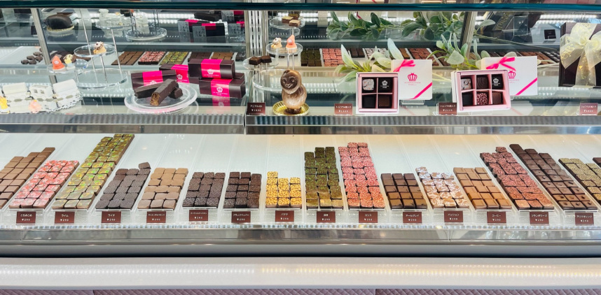 ショーケースで1粒1粒、選んで箱につめられます。