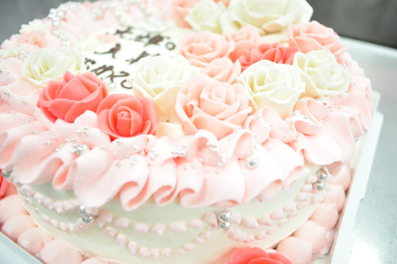薔薇いっぱいのデコレーション バースデーケーキ 特注ケーキ Blog 長久手市のヴァイスベーレン ケーキとカフェのお店